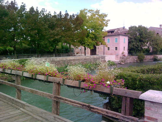 Die Holzbrücke über den Mincio