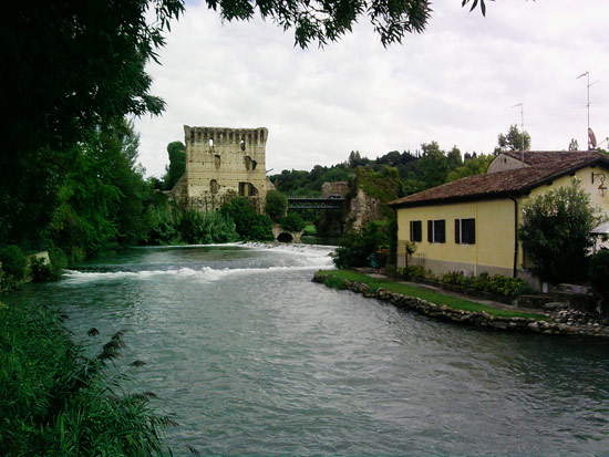 Die Visconti-Brücke von Borghetto