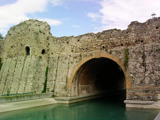 Die Ruinen der Visconti-Brücke in Borghetto