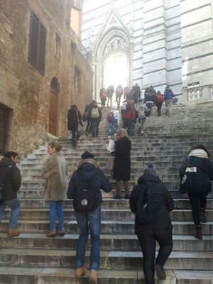 Un groupe d'enfants visitant la cathédrale de Sienne