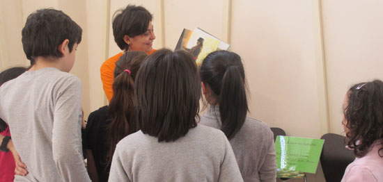 Leontina Sorrentino avec de jeunes visiteurs du musée