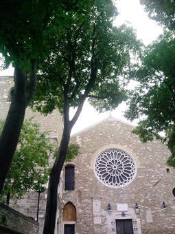 Así se presenta la catedral al llegar desde la ciudad vieja