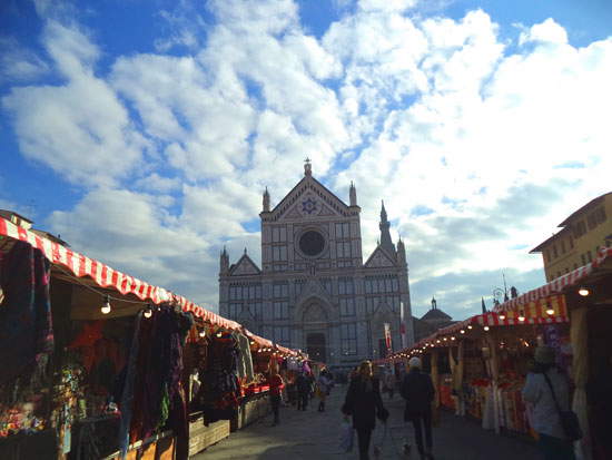 Il mercatino natalizio di piazza Santa Croce a Firenze con la basilica sullo sfondo