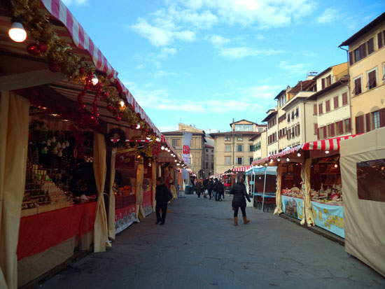 Alcuni banchi del mercatino natalizio di piazza Santa Croce a Firenze