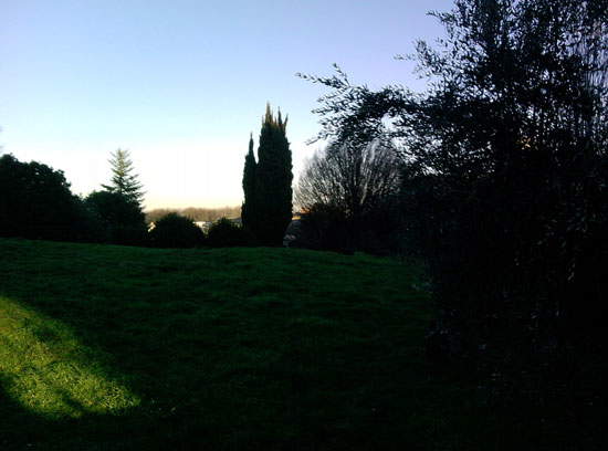 Las sombras caen sobre el verde del parque arqueológico de la Acrópolis