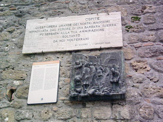 La placa y el relieve conmemorativos de los acontecimientos de 1944