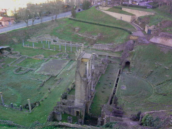 El teatro romano de Volterra desde arriba