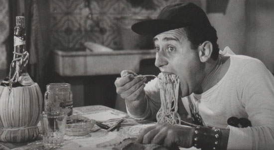 Alberto Sordi con spaghetti