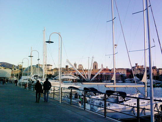 Der alte Hafen von Genua heute, von der Ponte Spinola aus gesehen