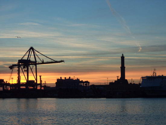 Ein schöner Sonnenuntergang über dem Hafen von Genua