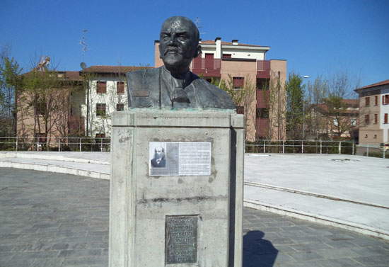 Il busto di Lenin a Cavriago