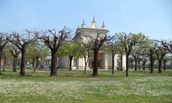 La facciata principale del santuario della Madonna dei Campi di Stezzano