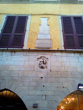 Detalle de la fachada de la Casa Buonaparte