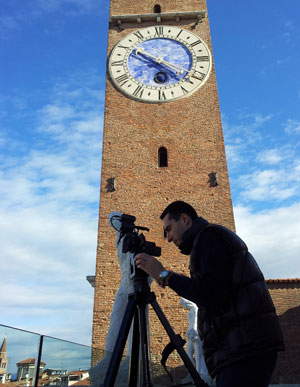 Fabrizio con sullo sfondo la Torre Bissara di Vicenza, nota anche come Torre di Piazza