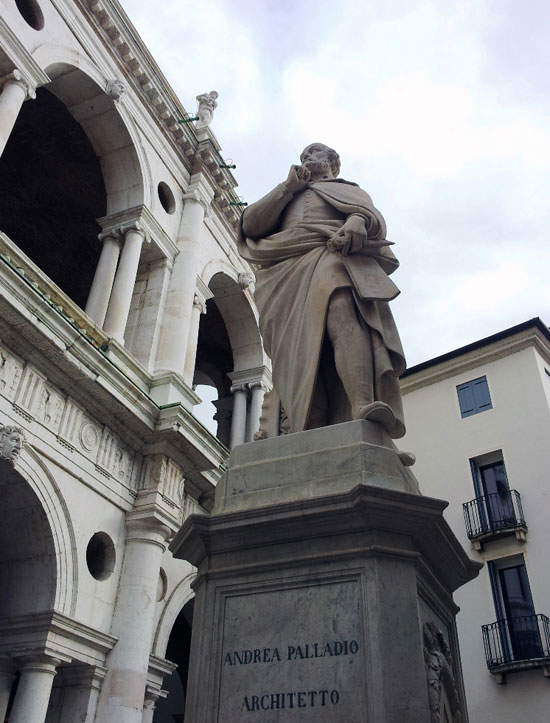 La statua di Andrea Palladio nei pressi della Basilica