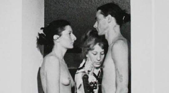 Marina Abramovic e Ulay, Imponderabilia, Bologna, 1977