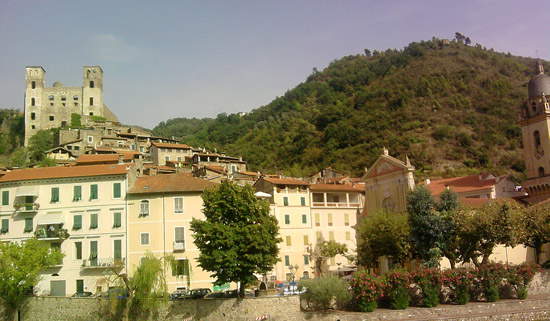 Un panorma di Dolceacqua dal Ponte Vecchio, con il Castello dei Doria e la chiesa di Sant