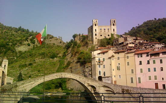 Altra veduta di Dolceacqua con il Ponte Vecchio e il Castello dei Doria