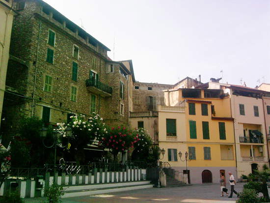 Piazzetta nella parte più recente del borgo, al di qua di Ponte Vecchio