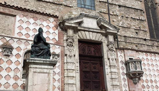 La fiancata della Cattedrale con la statua bronzea di papa Giulio III realizzata da Vincenzo Danti