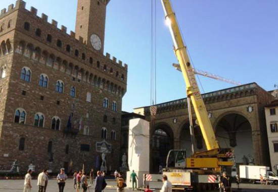 La posa del blocco di marmo in piazza della Signoria