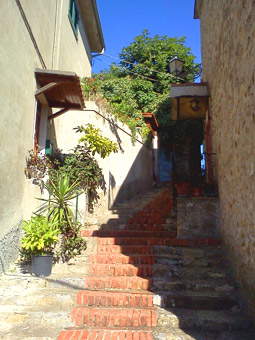 Escalera típica pavimentada en terracota