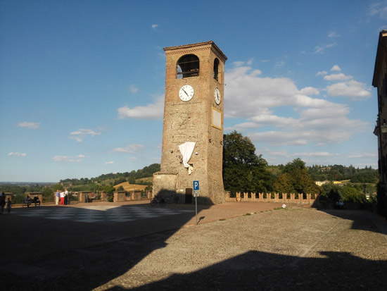 Castelvetro, la plaza del tablero y la Torre del Reloj