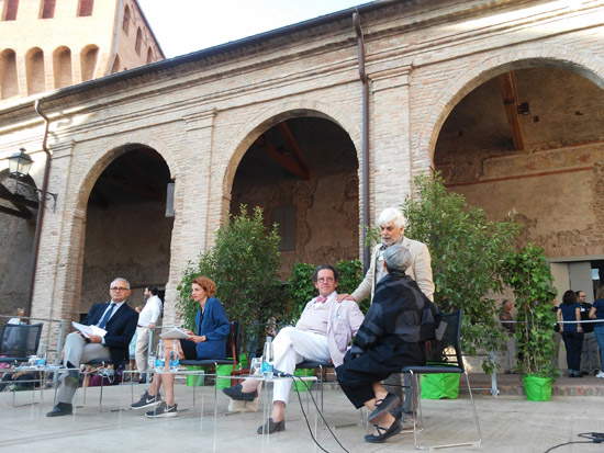 El debate con, de izquierda a derecha, Marco Carminati, Natalia Gurgone, Philippe Daverio, Valerio Massimo Manfredi y Carla Di Francesco.