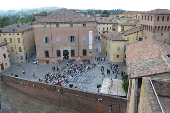 La Piazza Contrari comienza a llenarse...