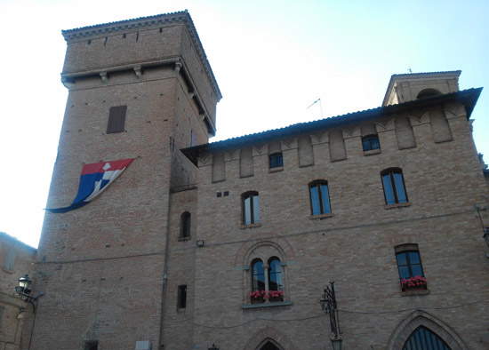 Castelvetro, la Torre de la Prisión y el Palacio Rinaldi