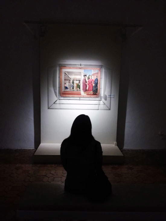 Ilaria contempla la Flagellazione di Piero della Francesca