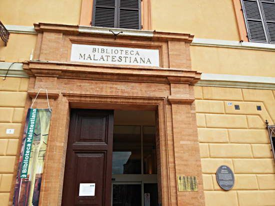 La entrada al edificio que alberga la Biblioteca Malatesta