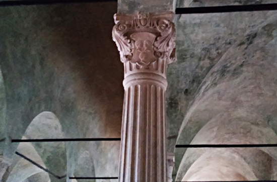 Columna con la hazaña de tres cabezas