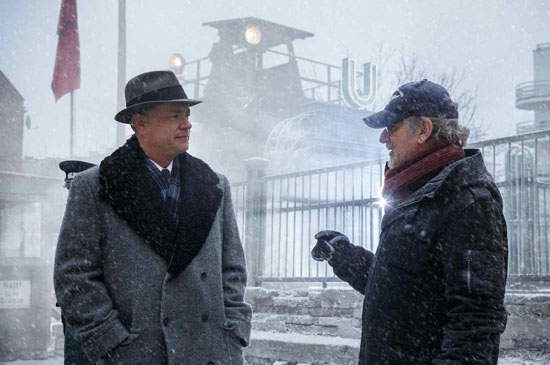 Tom Hanks e Steven Spielberg sul set de Il ponte delle spie