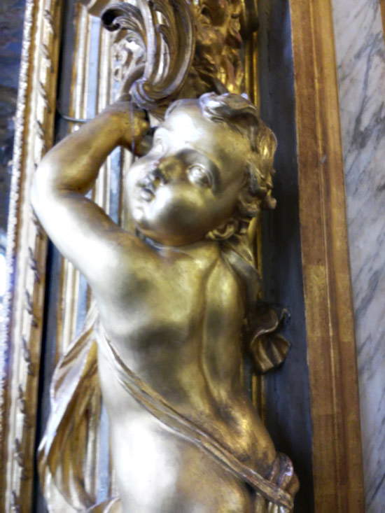 Putto, particolare degli stucchi della Galleria Dorata