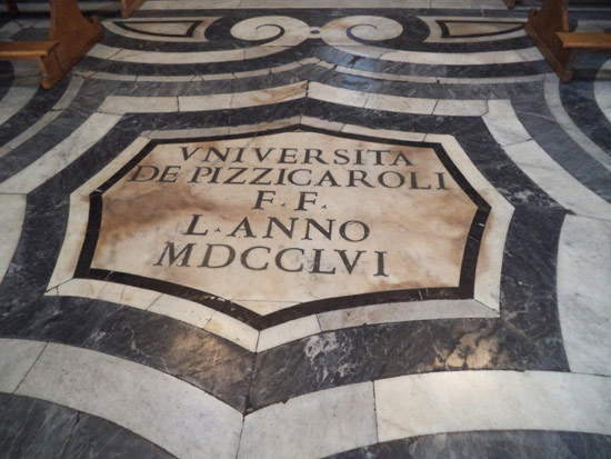 L'iscrizione pavimentale dell'UniversitÃ  dei Pizzicaroli