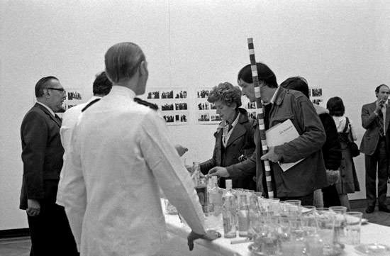 André Cadere bei der Eröffnung einer Ausstellung