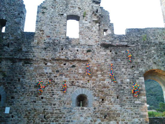 Cinq pas vers un rêve de Zino sur la façade du château des évêques de Luni