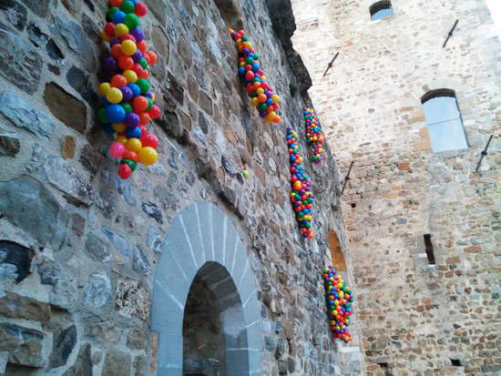 Installation de Zino's Five steps to a dream sur la façade du Castello dei Vescovi di Luni