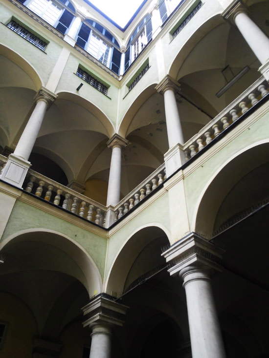 La double loggia du Palais Balbi-Senarega à Gênes vue de la cour intérieure