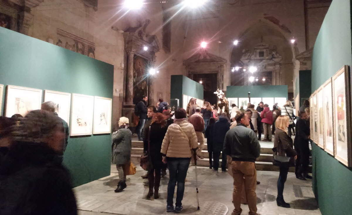 Die Ausstellung in der ausgesetzten Kirche von Sant'Agostino in Pietrasanta