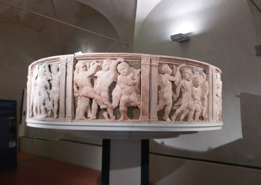 Die Originalreliefs im Museo dell'Opera del Duomo in Prato