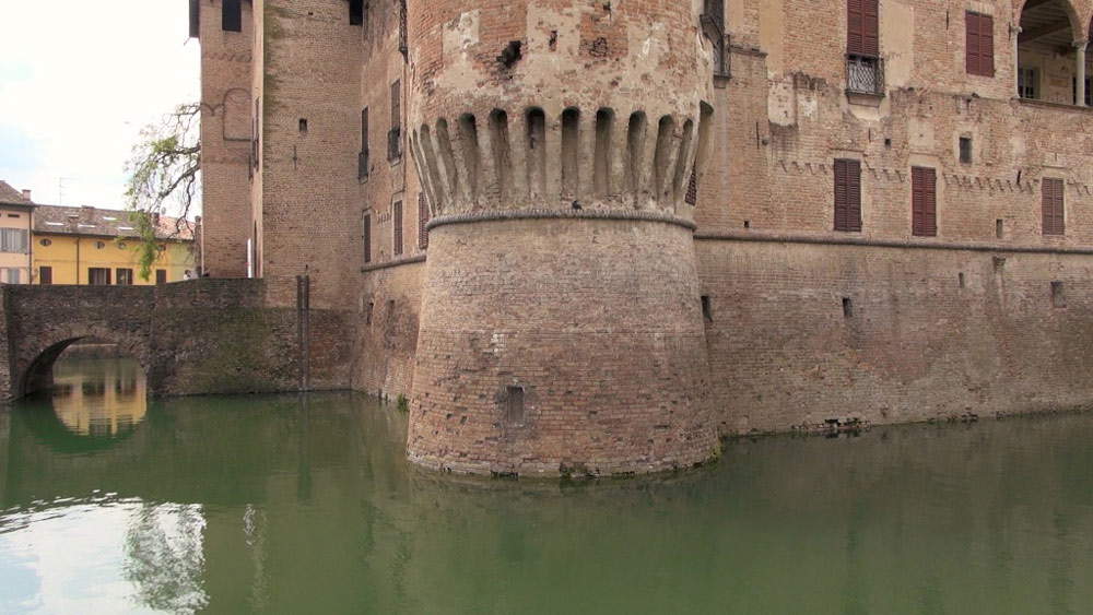 Il fossato attorno alla Rocca Sanvitale