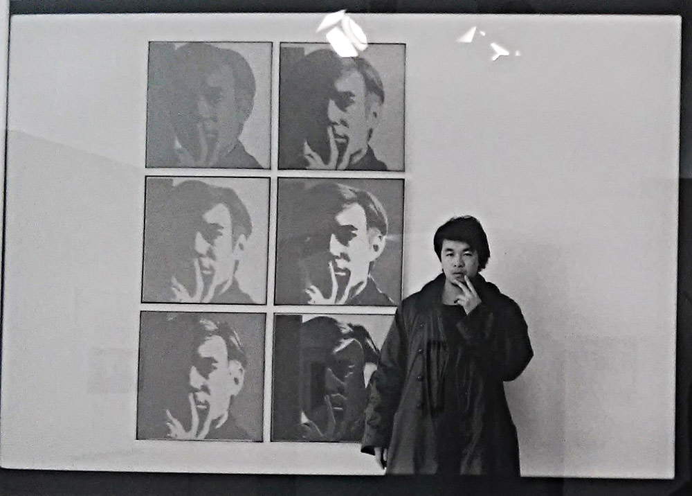 Ai Weiwei fotografiert sich in den 1980er Jahren mit einem Selbstporträt von Andy Warhol