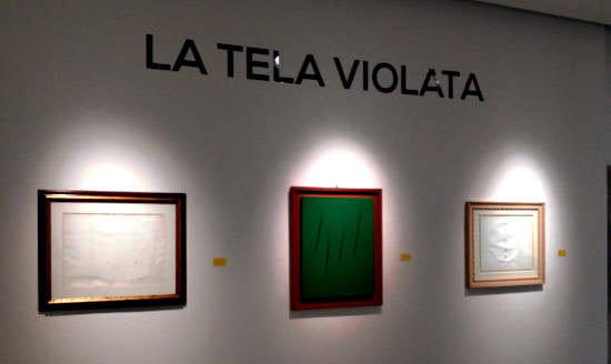 Concetti spaziali di Lucio Fontana alla mostra "La tela violata"