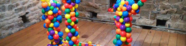 Cinco pasos hacia un sue&ntilde;o": los sue&ntilde;os irreprimibles de Zino entre esferas de polivinilo e impresiones 3D