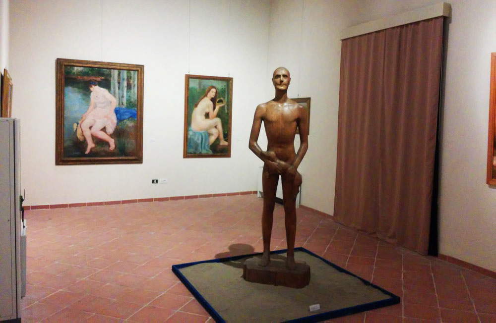 La sala con le opere realizzate in Versilia