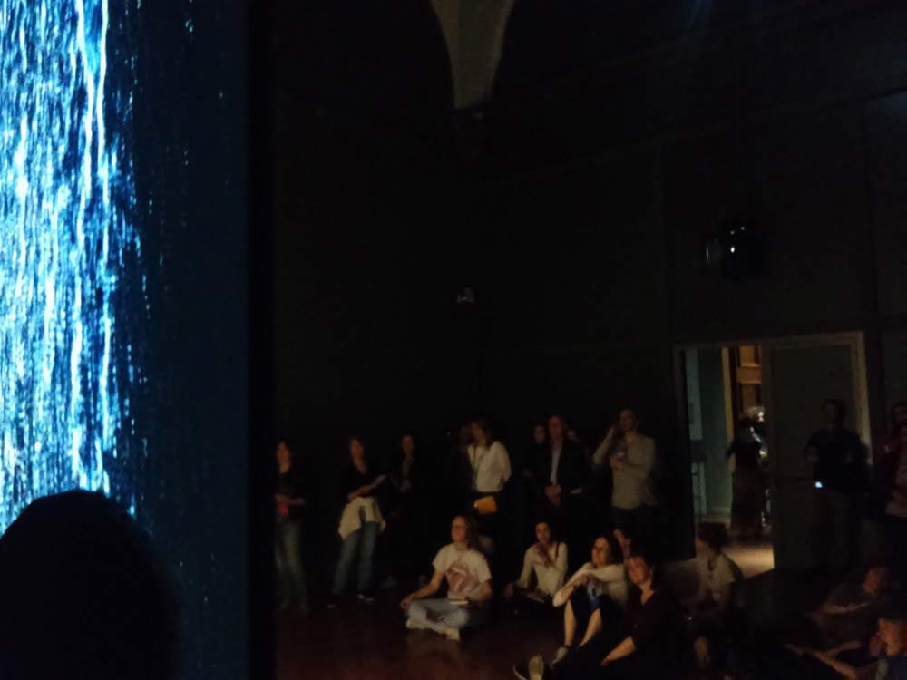 Il pubblico nella prima sala della mostra