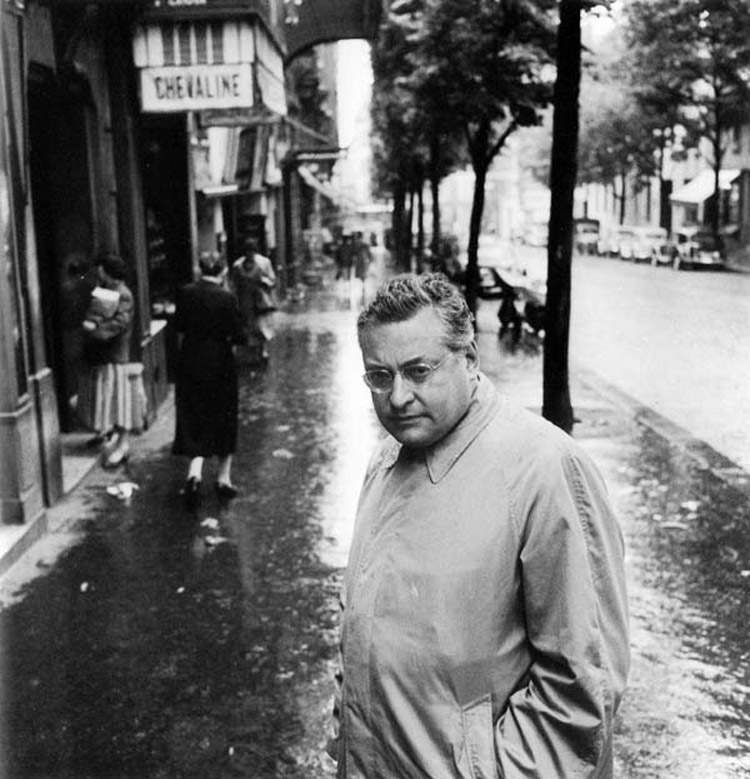 Robert Doisneau, Raymond Queneau en rue de Reuilly le 31 mai 1956