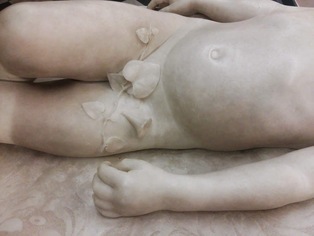 Giovanni Dupré, Sueño de inocencia, detalle de las manos